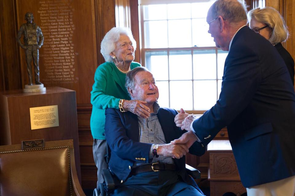 Cựu Tổng thống Hoa Kỳ George Washington cùng Phu nhân Barbara Bush đến thăm lại trường Phillips Andover vào năm 2003.