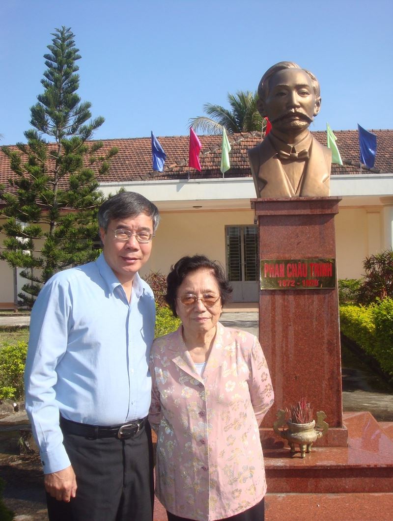 Trần Đức Cảnh chụp ảnh kỷ niệm cùng Bà Nguyễn Thị Bình, nguyên Phó Chủ tịch nước, thành viên Hội đồng sáng lập Trường ĐH Phan Châu Trinh.