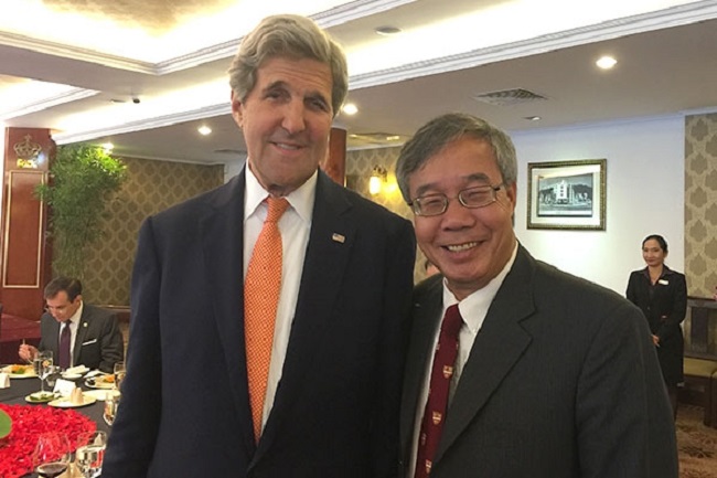 Ông Trần Đức Cảnh (bên phải) cùng cựu Ngoại trưởng Mỹ John Kerry